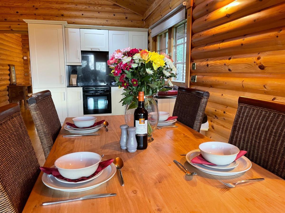 Bunnahahbain - Two Bedroom Luxury Log With Private Hot Tub Chalet