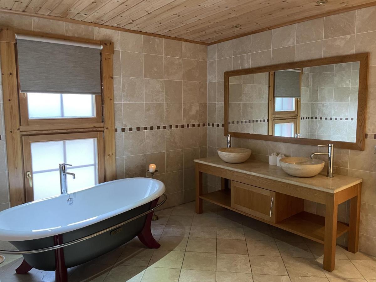 Bunnahahbain - Two Bedroom Luxury Log With Private Hot Tub Chalet *