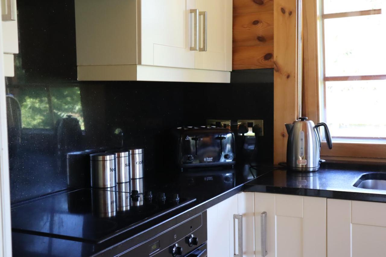 Chalet Bunnahahbain - Two Bedroom Luxury Log With Private Hot Tub *