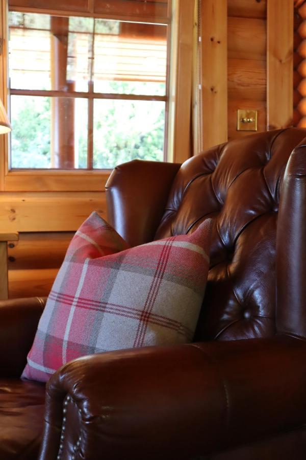 Chalet Bunnahahbain - Two Bedroom Luxury Log With Private Hot Tub *