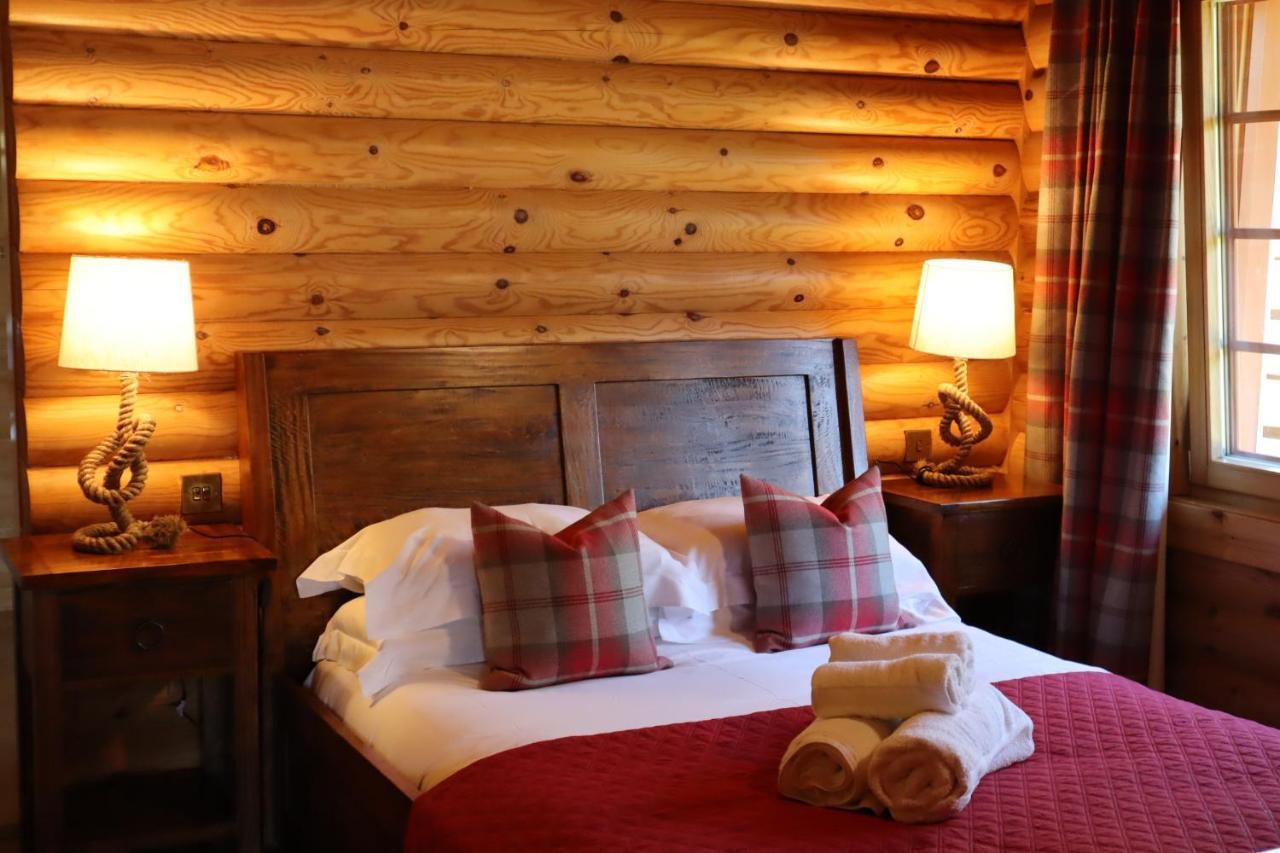Chalet Bunnahahbain - Two Bedroom Luxury Log With Private Hot Tub *