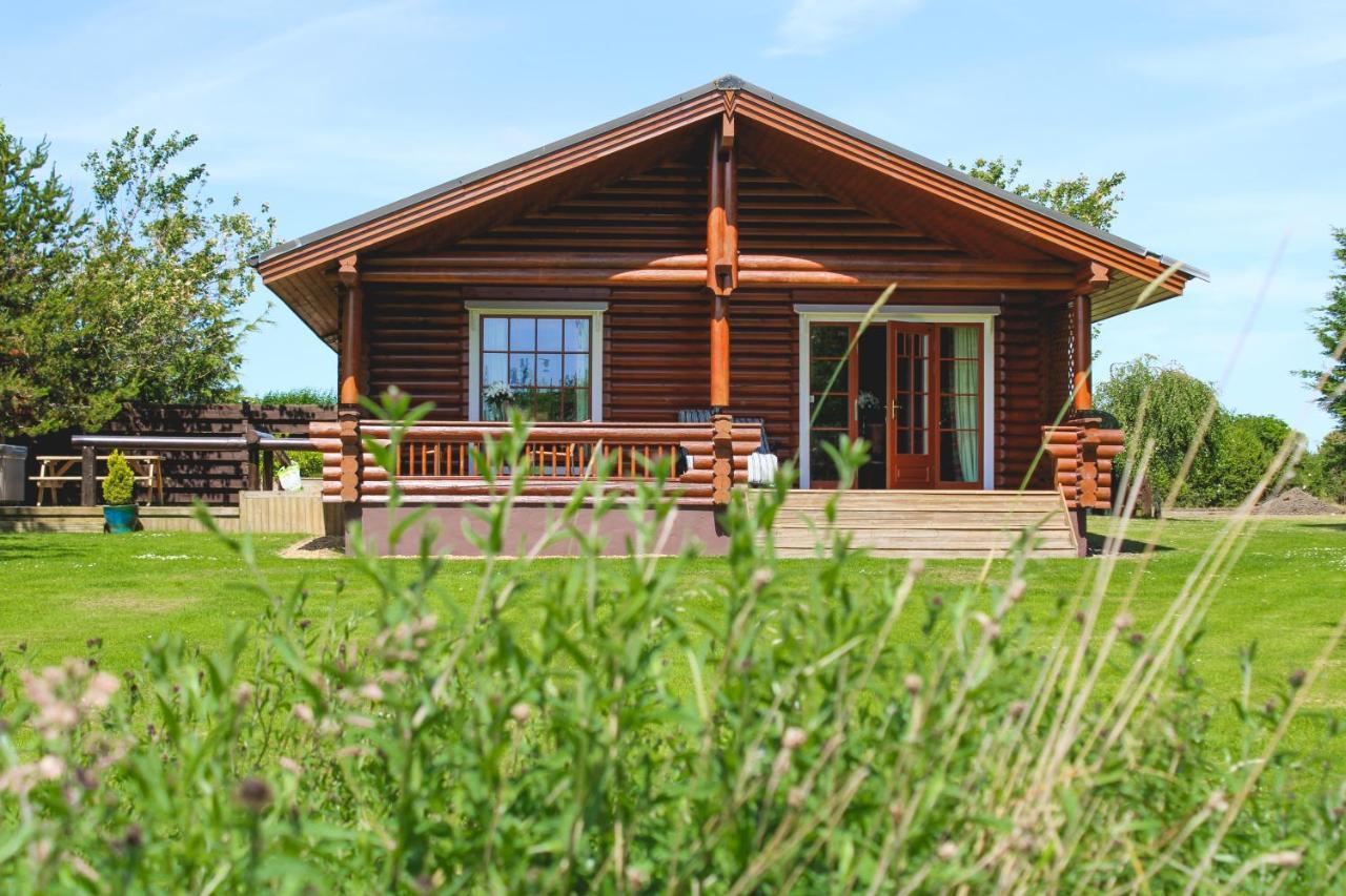 Bunnahahbain - Two Bedroom Luxury Log With Private Hot Tub Chalet *